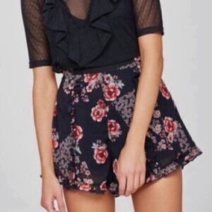 NEW The Fifth label navy East floral shorts